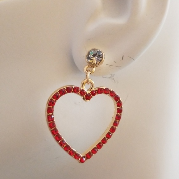 Red Heart ❤ Dangle Earrings - Picture 2 of 3